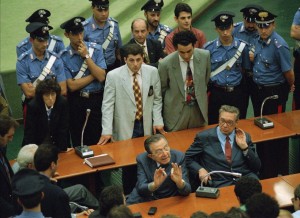 Giulio Andreotti al tribunale di Palermo alla fine della prima udienza del processo per mafia in cui era imputato (26 settembre 1995)