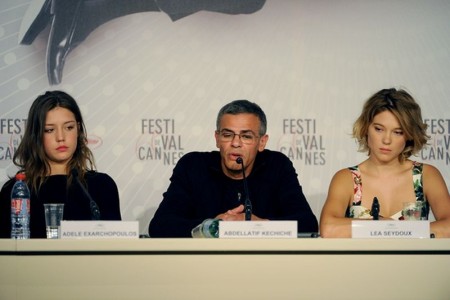 Il regista de "La vie d'Adèle" Abdellatif Kechiche (al centro) con le due attrici Adele Exarchopoulos e Lea Seydoux