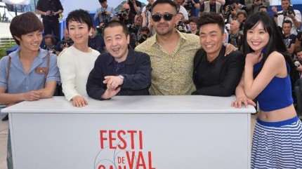 Il regista Jia Zhangke insieme al cast del suo "A Touch Of Sin"