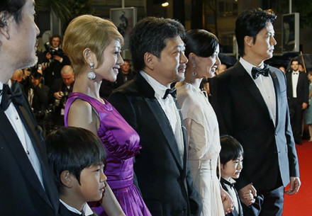 Il regista Hirokazu Kore-eda (al centro) con il cast di "Like Father, Like Son"