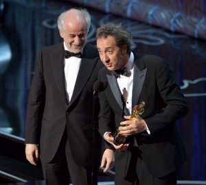 Toni Servillo e Paolo Sorrentino con l'Oscar per il miglior film straniero