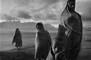 Etiopia, 1984. Campo di Korem. Profughi in attesa si riparano dal vento