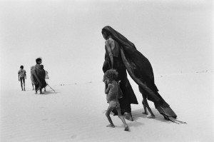 Mali, 1985. Nomadi in cammino sul lago prosciugato di Faguibin