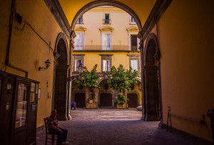 (3) Il cortile di Palazzo Filomarino