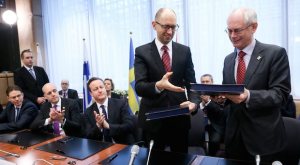 Jacenjuk e Van Rompuy firman l'accordo di Associazione