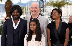 Da sinistra: Jesuthesan Antonythasan, il regista Jacques Audiard, Claudine Vinasitamby e Kalieaswari Srinivasan