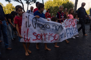 Bambini alla testa del corteo su via Santa Lucia - © 2015 - Stefano Santos