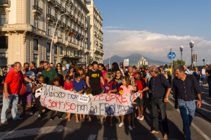 Il corteo raggiunge via Partenope, verso Castel dell'Ovo - © 2015 - Stefano Santos